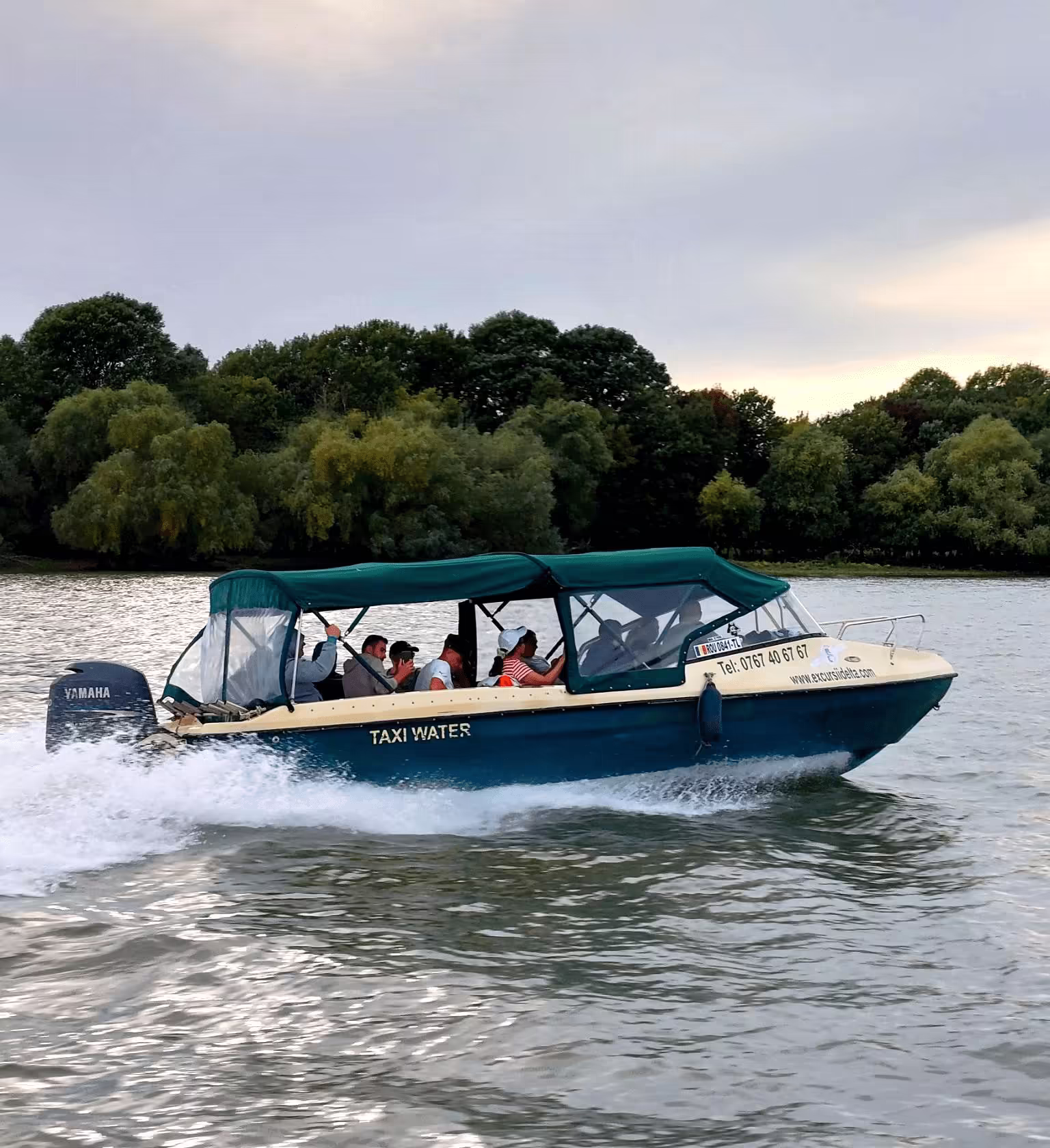 Trasee ghidate cu barca prin canalele Deltei Dunării